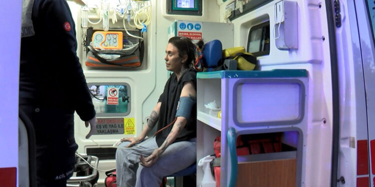 Kadıköy'de kendini kilitlediği evini ateşe verdi 