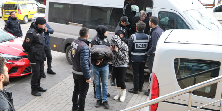 Kadınları fuhşa sürükleyen 8 sanık hakim karşısında