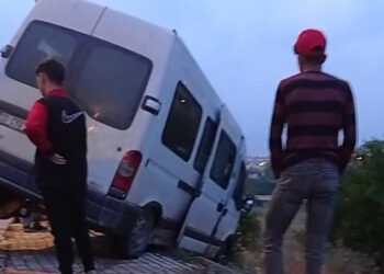 Kaldırımda asılı kalan minibüsteki 5 kişi yaralandı