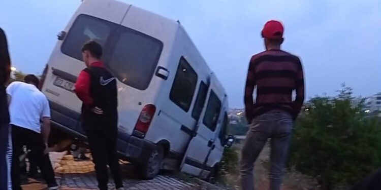 Kaldırımda asılı kalan minibüsteki 5 kişi yaralandı
