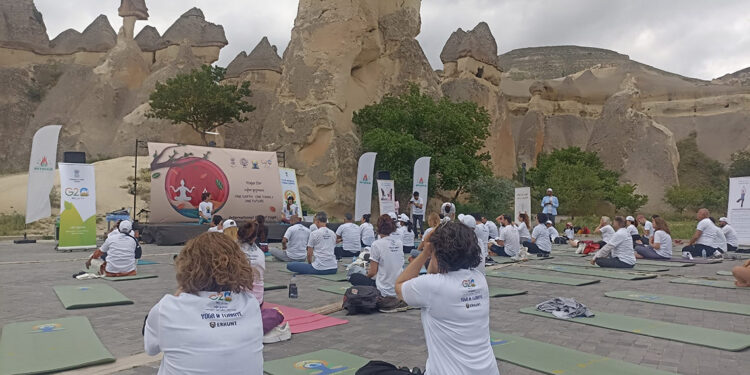 Kapadokya'da yoga etkinliği