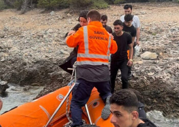 Karaada'da mahsur kalan 9 kaçak göçmen kurtarıldı