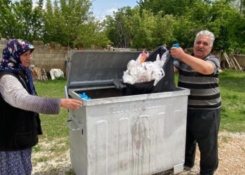 Kaybettiği 400 bin liralık para ve altın, çöpte bulundu