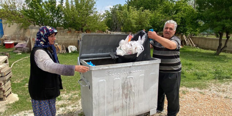 Kaybettiği 400 bin liralık para ve altın, çöpte bulundu