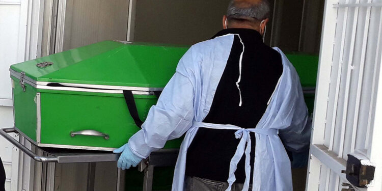 Kayınbiraderini boğazını keserek öldürdü