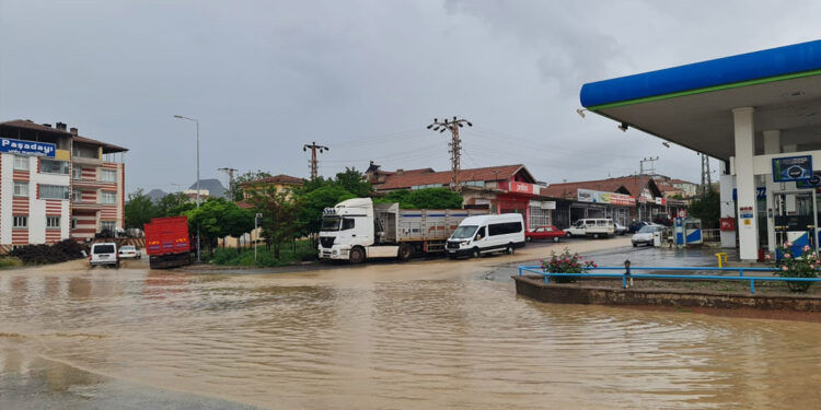 Kayseri-Niğde yolunda sel nedeniyle ulaşım durdu