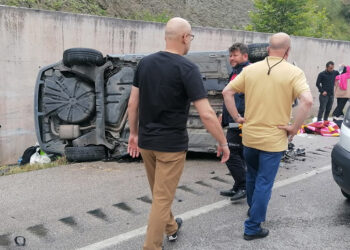 Kazaya müdahale eden polise otomobil çarptı; toplam 7 yaralı