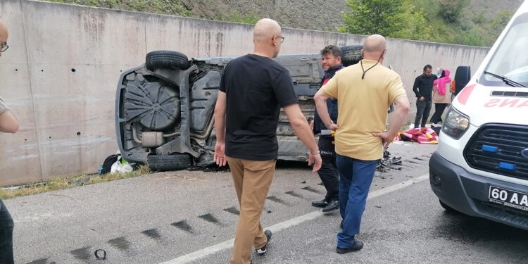 Kazaya müdahale eden polise otomobil çarptı; toplam 7 yaralı
