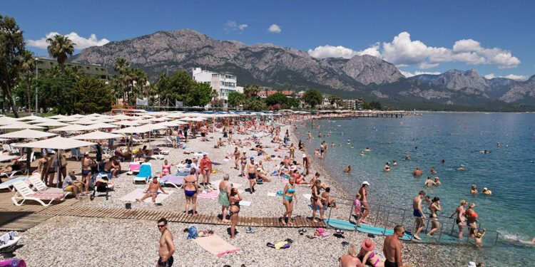 Kemer bayram tatilinde nüfusunun 4 katı tatilciyi ağırlıyor