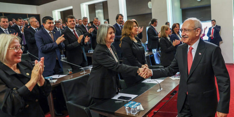 Kılıçdaroğlu, yeni milletvekilleri ile buluştu