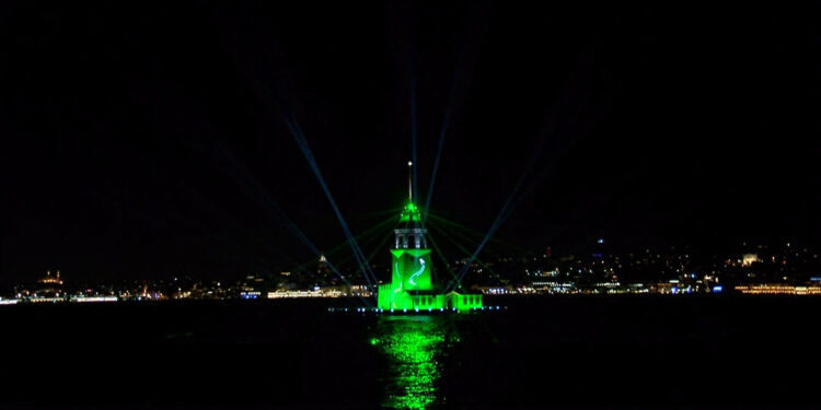 Kız Kulesi'nde ışık ve lazer gösterisi düzenlendi