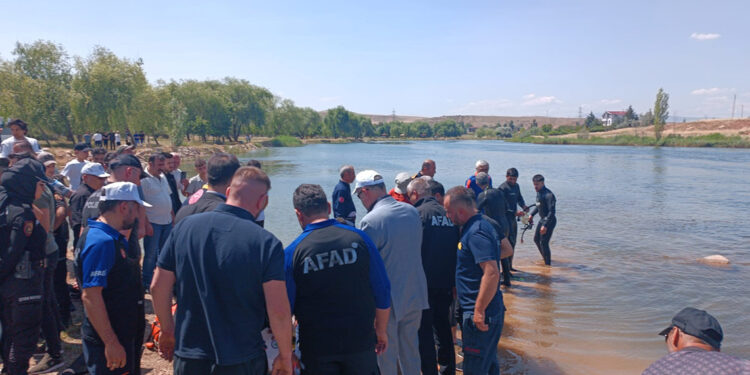 Kızılırmak'a giren 3 çocuktan 1'i boğuldu, 2'si kayboldu
