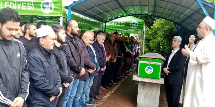 Kızını sınava götürürken kazada ölen baba defnedildi