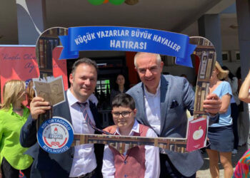 Koç Ortaokulu'nun minik yazarları kitaplarını tanıttı