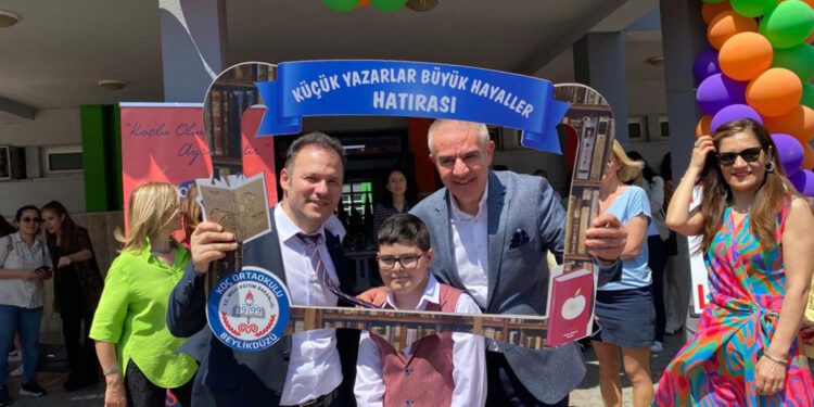 Koç Ortaokulu'nun minik yazarları kitaplarını tanıttı