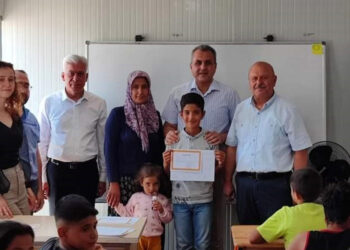 Konteyner sınıflarda karne alan öğrencilerin buruk heyecanı