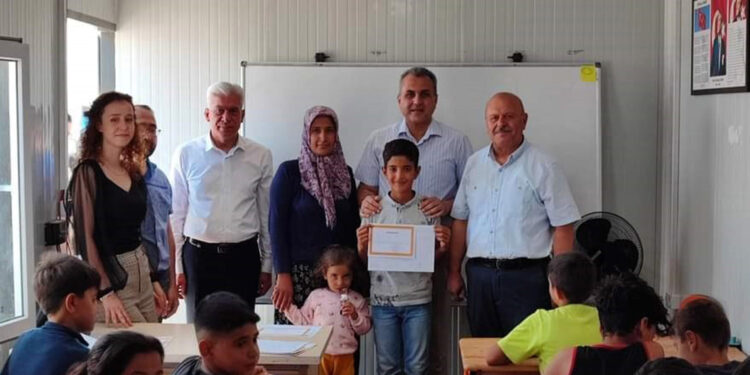 Konteyner sınıflarda karne alan öğrencilerin buruk heyecanı