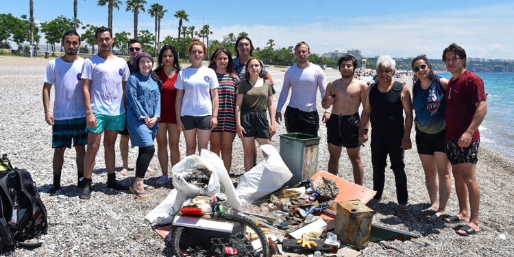 Konyaaltı sahilinde denizin dibi çöplüğe döndü