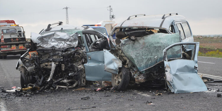 Konya'da minibüs ile kamyonet çarpıştı: 4 ölü