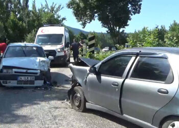 Köprü üzerinde iki otomobil çarpıştı; 8 yaralı