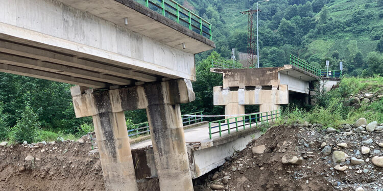 Köprüsü çöken köyde ‘alternatif yol’ çilesi