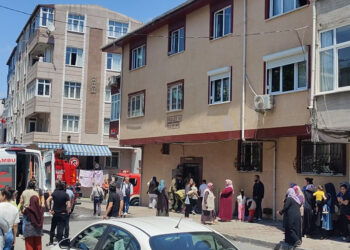 Küçükçekmece'de 3 katlı binada yangın