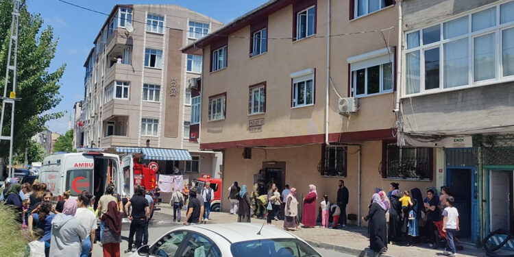 Küçükçekmece'de 3 katlı binada yangın