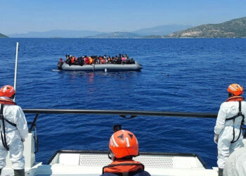 Kuşadası'nda geri itilen 58 kaçak göçmen kurtarıldı