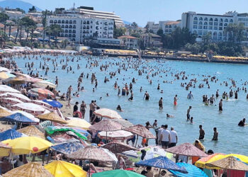Kuşadası'ndaki plajlarda bayram yoğunluğu