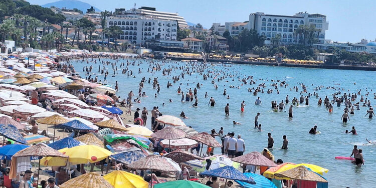 Kuşadası'ndaki plajlarda bayram yoğunluğu