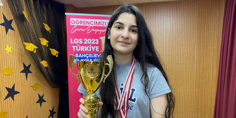 LGS birincisi Meryem, moda tasarımcısı olmak istiyor 