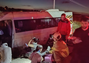 Lastiği patlayan işçi servisi şarampole devrildi: 14 yaralı