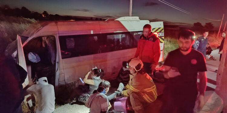 Lastiği patlayan işçi servisi şarampole devrildi: 14 yaralı