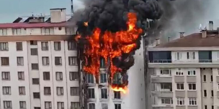 Lokanta bacasında çıkan yangın, otele sıçradı