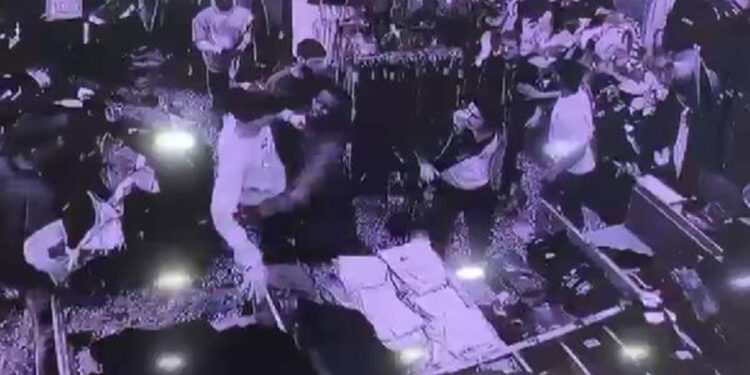 Mağaza sahibiyle tartışan müşteriyi çalışanlar darbetti