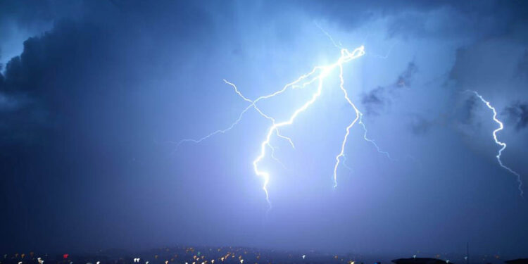 Malatya'da şimşekler geceyi aydınlattı