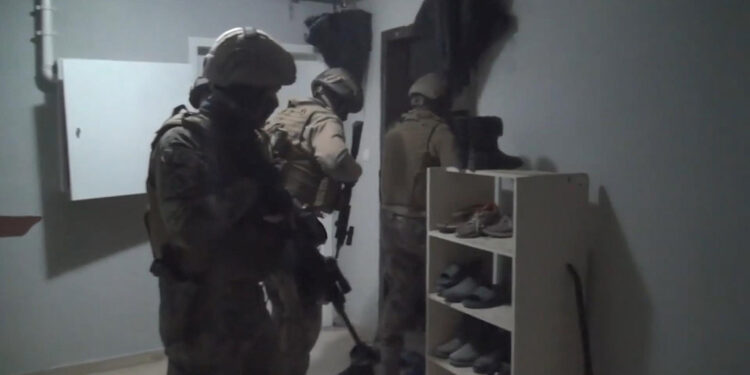 Maltepe'de bombalı pankart asan 3 kişiye gözaltı