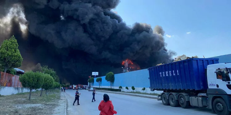 Manisa'da geri dönüşüm tesisinde yangın