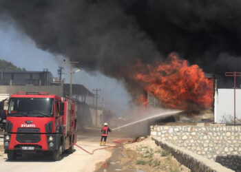 Mersin'de mobilya atölyesinde yangın