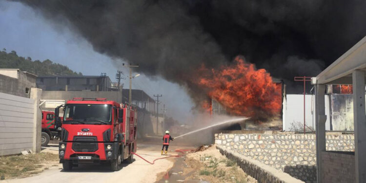 Mersin'de mobilya atölyesinde yangın