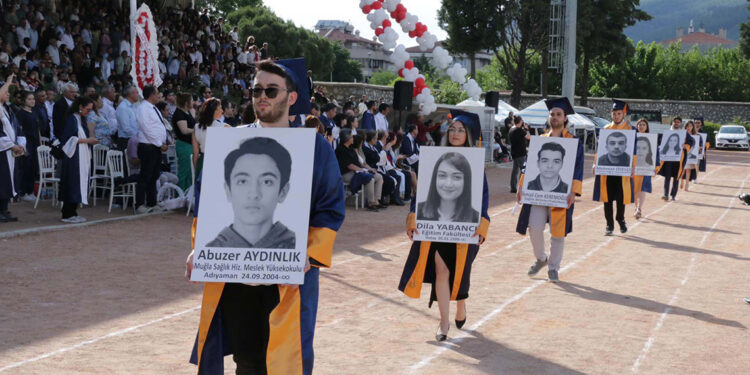 Mezuniyet töreninde depremde ölen arkadaşlarını unutmadılar