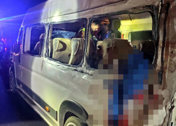 Minibüs ile TIR çarpıştı: 3 ölü, 16 yaralı