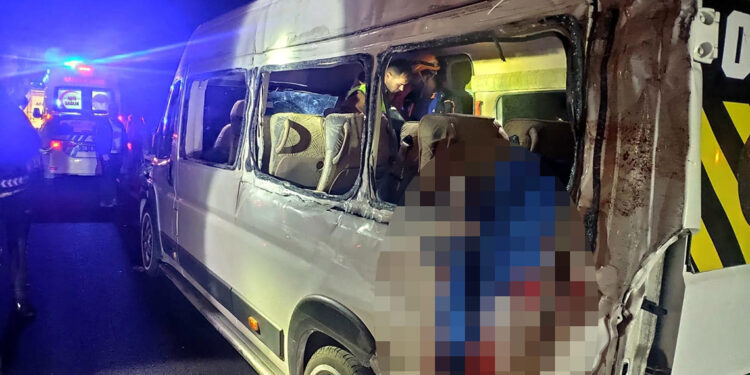 Minibüs ile TIR çarpıştı: 3 ölü, 16 yaralı