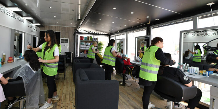 Mobil güzellik TIR'ı deprem bölgesinde