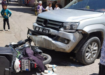 Motosiklet kamyonetle çarpıştığı; kurye yaralandı