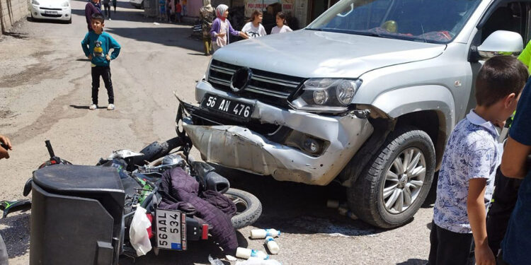 Motosiklet kamyonetle çarpıştığı; kurye yaralandı