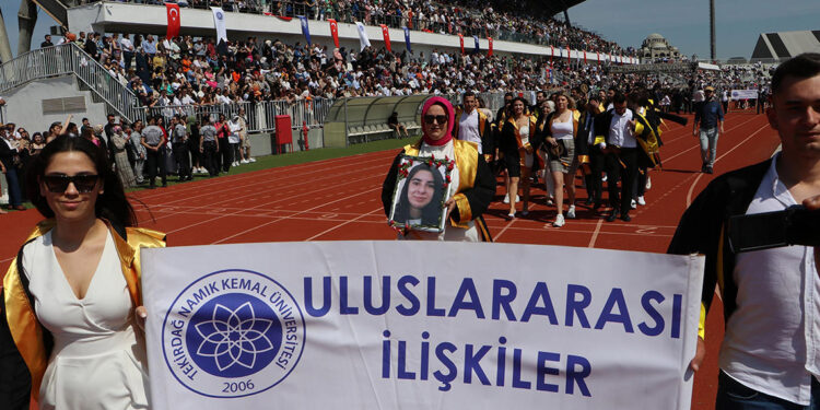 NKÜ mezuniyet töreninde depremde ölenler anıldı
