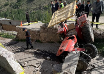 Niğde'de traktör devrildi; 1 ölü, 2 yaralı