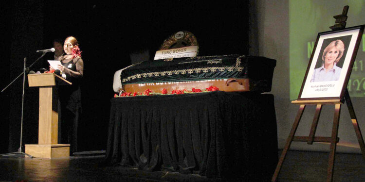 Nurhan Damcıoğlu için sahnede tören