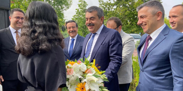 Öğretmenler Günü'nü 1 gün olmaktan çıkarıyoruz